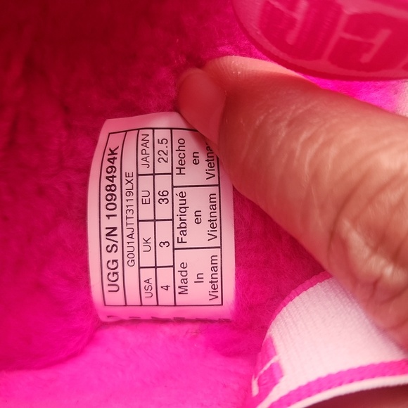 UGG VIBRANT PINK FUZZY SLIPPERS Size 4. - Picture 8 of 9